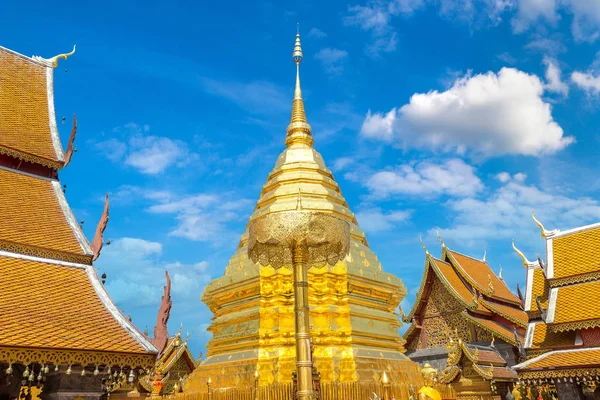 Golden pagoda Wat Phra Bu DOI Suthep Chiang Mai, Tayland bir yaz günü içinde