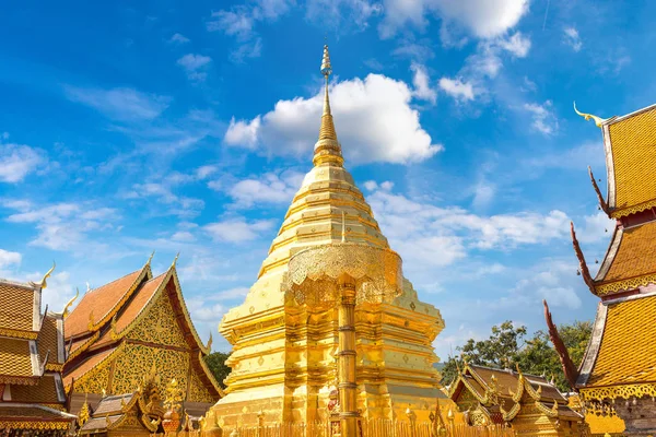 Golden pagoda Wat Phra Bu DOI Suthep Chiang Mai, Tayland bir yaz günü içinde