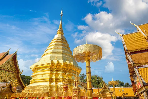 Golden pagoda Wat Phra Bu DOI Suthep Chiang Mai, Tayland bir yaz günü içinde