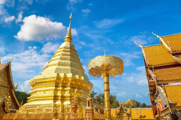 Golden pagoda Wat Phra Bu DOI Suthep Chiang Mai, Tayland bir yaz günü içinde