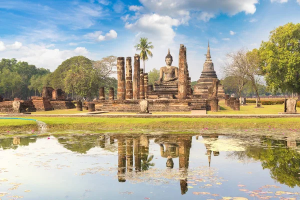 Wat Mahathat tapınakta Sukhothai Tarih Parkı, bir yaz günü Tayland