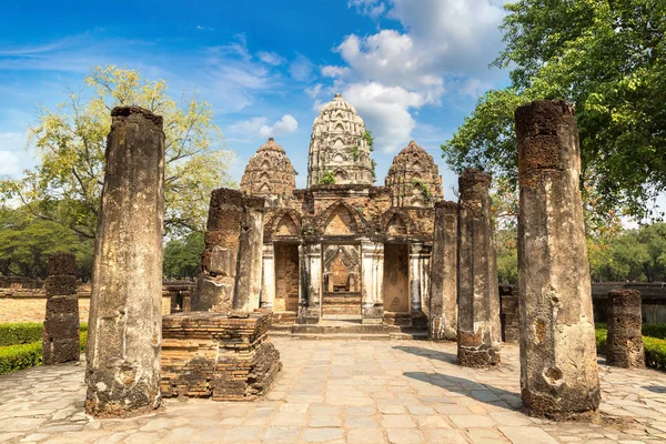 Sukhothai Tarih Parkı Bir Yaz Günü Tayland Tapınakta Wat Sawai — Stok fotoğraf
