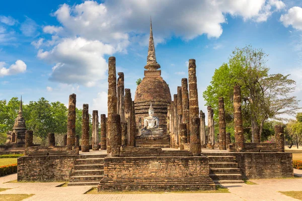 Ναό Wat Στο Sukhothai Ιστορικό Πάρκο Ταϊλάνδη Μια Καλοκαιρινή Μέρα — Φωτογραφία Αρχείου