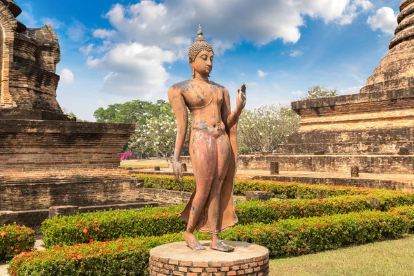Άγαλμα Του Βούδα Στο Sukhothai Ιστορικό Πάρκο Ταϊλάνδη Μια Καλοκαιρινή — Φωτογραφία Αρχείου