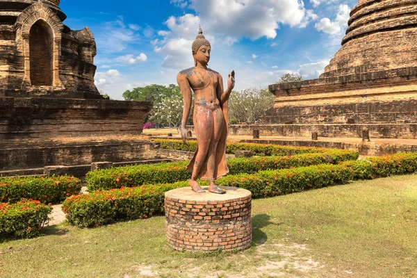 Άγαλμα Του Βούδα Στο Sukhothai Ιστορικό Πάρκο Ταϊλάνδη Μια Καλοκαιρινή — Φωτογραφία Αρχείου
