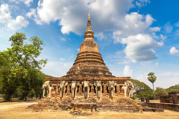 Wat Sorasak Tapınağı (fil Tapınağı) Sukhothai Tarih Parkı, bir yaz günü Tayland
