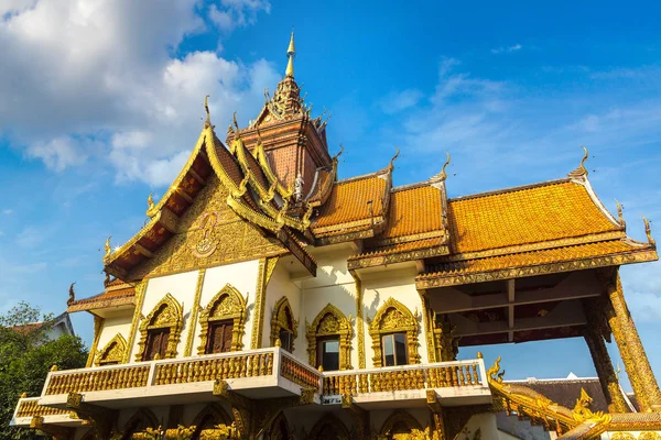 ワット Buppharam 夏の日にチェンマイ タイの仏教徒寺院 — ストック写真