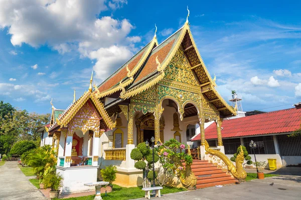 ワット チェン 夏の日タイのチェンマイでの仏教徒寺院 — ストック写真