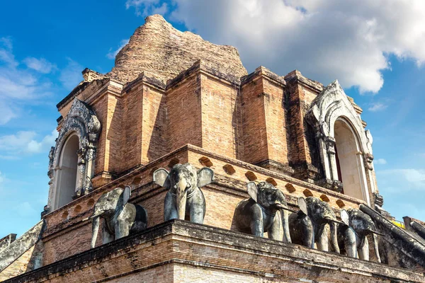 Starobylé Pagoda Chrámu Wat Chedi Luang Chiang Mai Thajsko Letním — Stock fotografie