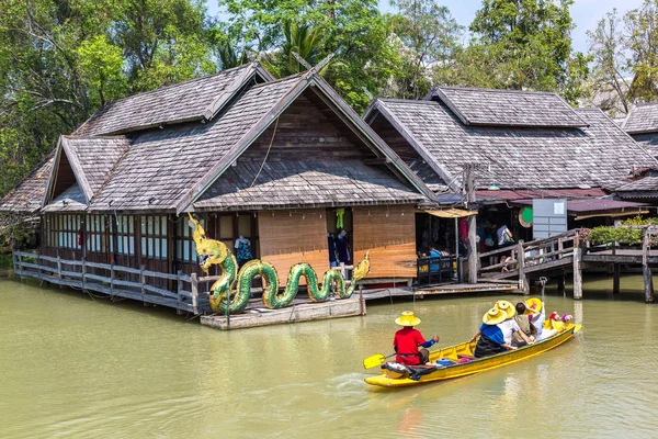 Bir yaz günü Tayland, Pattaya 'da yüzen pazar