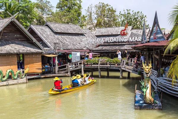 Pattaya, Tayland - 11 Mart 2018: Pattaya, Tayland bir yaz günü, Suüstü pazarı