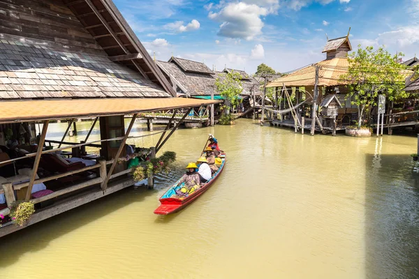 Pattaya, Tayland - 11 Mart 2018: Pattaya, Tayland bir yaz günü, Suüstü pazarı