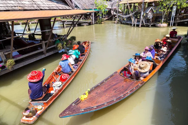 Pattaya, Tayland - 11 Mart 2018: Pattaya, Tayland bir yaz günü, Suüstü pazarı
