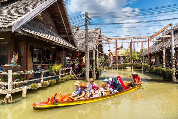 Pattaya, Tayland - 11 Mart 2018: Pattaya, Tayland bir yaz günü, Suüstü pazarı
