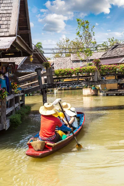 Bir yaz günü Tayland, Pattaya 'da yüzen pazar