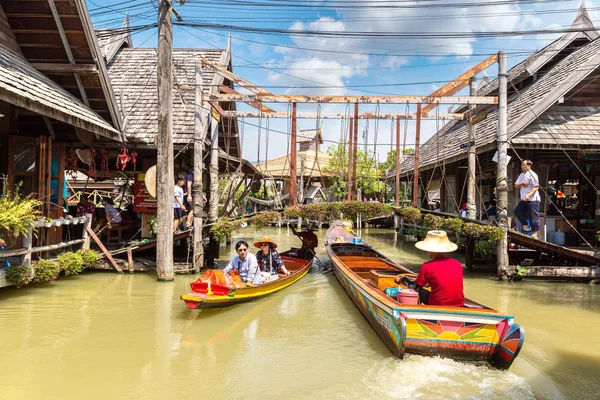 Pattaya, Tayland - 11 Mart 2018: Pattaya, Tayland bir yaz günü, Suüstü pazarı