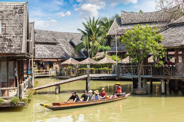 Pattaya, Tayland - 11 Mart 2018: Pattaya, Tayland bir yaz günü, Suüstü pazarı