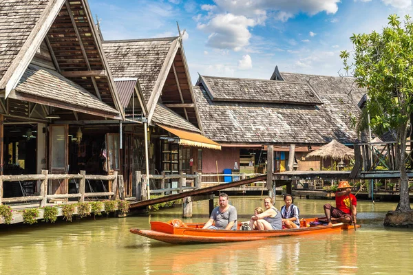 Pattaya, Tayland - 11 Mart 2018: Pattaya, Tayland bir yaz günü, Suüstü pazarı