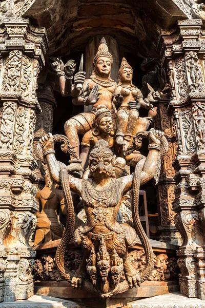 Bir yaz günü Tayland, Pattaya 'da Gerçeğin Sığınağı