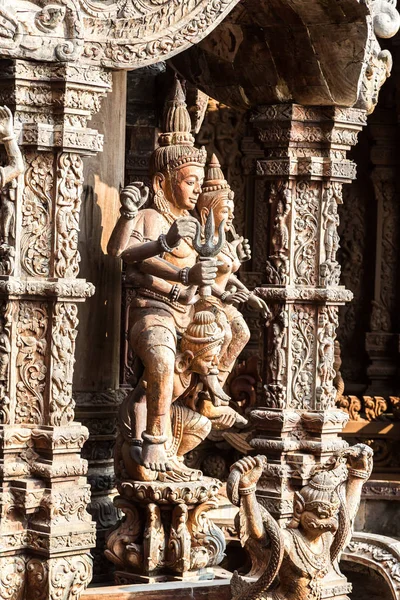 Bir yaz günü Tayland, Pattaya 'da Gerçeğin Sığınağı