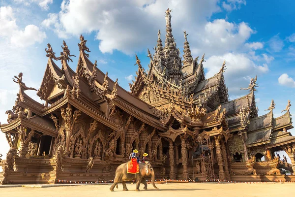 Turyści Jeździć Słoń Wokół Sanktuarium Prawdy Pattaya Tajlandia Letni Dzień — Zdjęcie stockowe