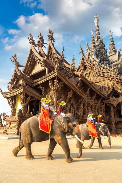 夏天的一天 游客们骑着大象在泰国帕塔亚的真理圣地游览 — 图库照片