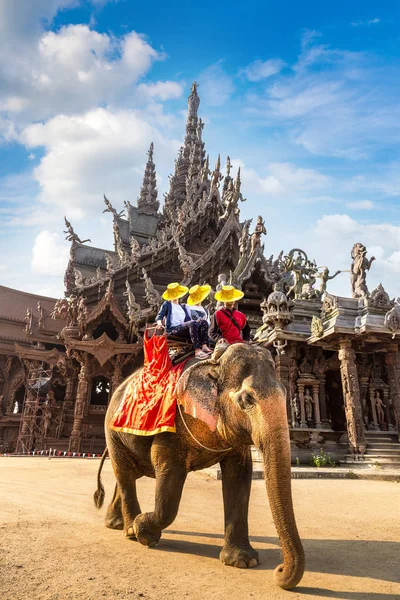 Turyści Jeździć Słoń Wokół Sanktuarium Prawdy Pattaya Tajlandia Letni Dzień — Zdjęcie stockowe