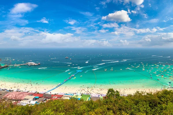 Bir yaz günü Tayland Koh Lan adasının panoramik havadan görünümü