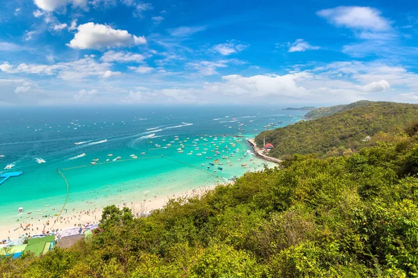 Bir yaz günü Tayland Koh Lan adasının panoramik havadan görünümü