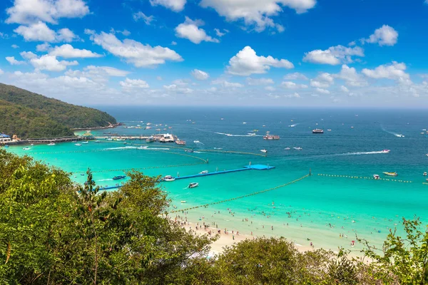 Bir yaz günü Tayland Koh Lan adasının panoramik havadan görünümü
