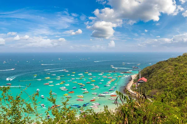 Bir yaz günü Tayland Koh Lan adasının panoramik havadan görünümü