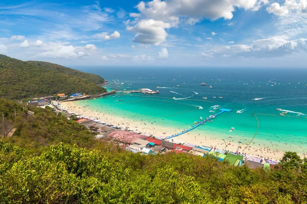 Bir yaz günü Tayland Koh Lan adasının panoramik havadan görünümü