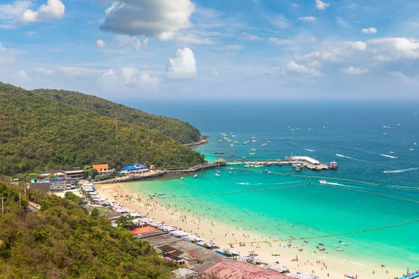 Bir yaz günü Tayland Koh Lan adasının panoramik havadan görünümü