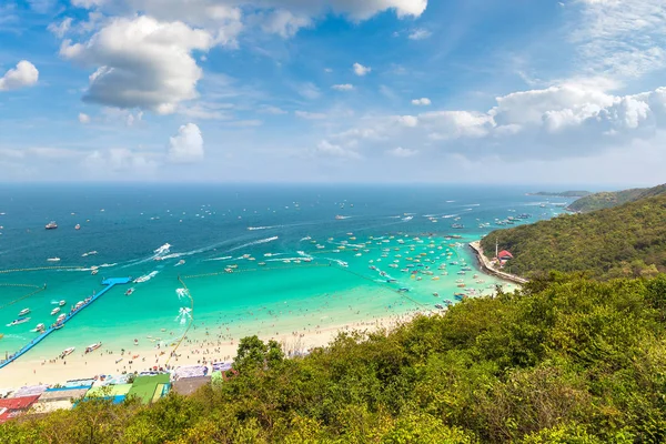 Bir yaz günü Tayland Koh Lan adasının panoramik havadan görünümü