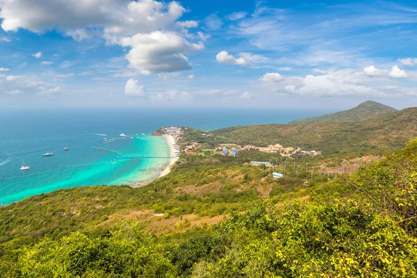 Bir yaz günü Tayland Koh Lan adasının panoramik havadan görünümü