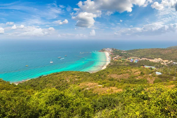 Bir yaz günü Tayland Koh Lan adasının panoramik havadan görünümü