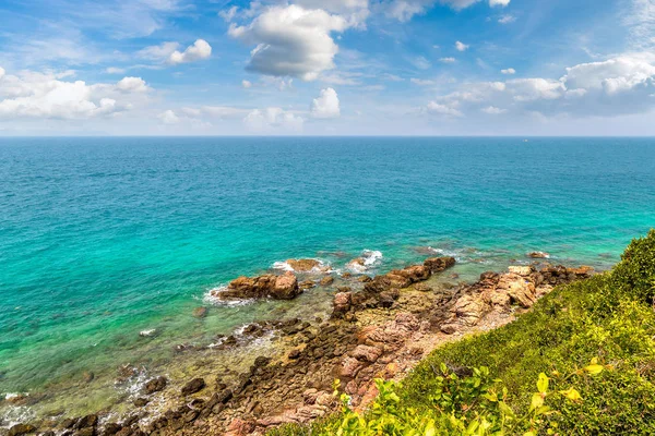 Bir yaz günü Tayland Koh Lan adasının panoramik havadan görünümü