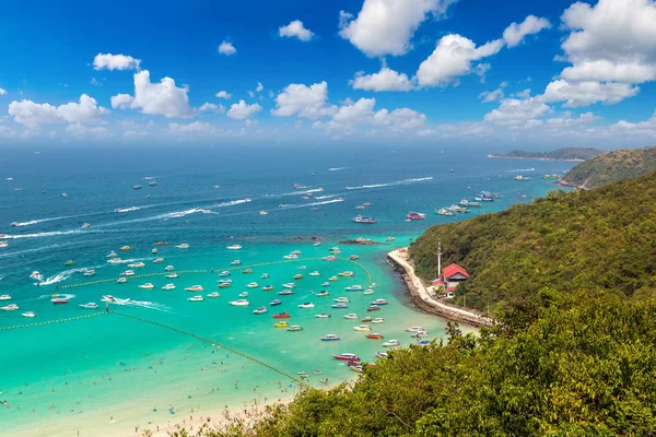 Bir yaz günü Tayland Koh Lan adasının panoramik havadan görünümü