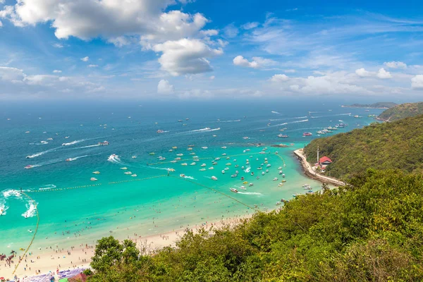 Bir yaz günü Tayland Koh Lan adasının panoramik havadan görünümü