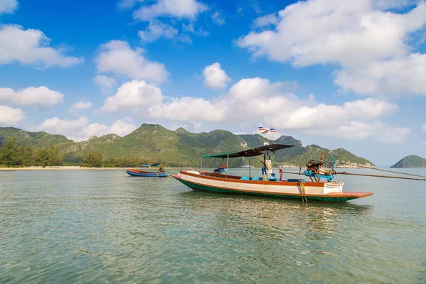 Thai balıkçı tekne içinde Khao Sam ROI Yot Milli Parkı, Tayland bir yaz günü