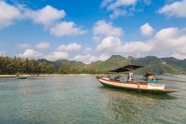泰国渔民船在考萨姆 Roi 峰国家公园 泰国在一个夏天的一天 — 图库照片