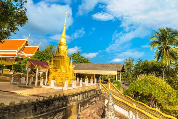 Kızıl tapınak - Wat Sila Ngu Koh Samui Adası, Tayland bir yaz günü