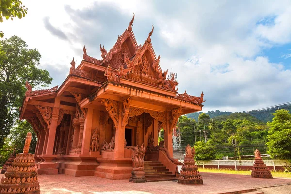 Kızıl tapınak - Wat Sila Ngu Koh Samui Adası, Tayland bir yaz günü