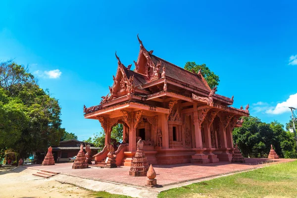 Kızıl tapınak - Wat Sila Ngu Koh Samui Adası, Tayland bir yaz günü