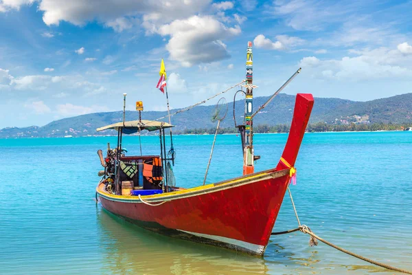 在泰国苏梅岛岛上的渔船在夏天的一天 — 图库照片