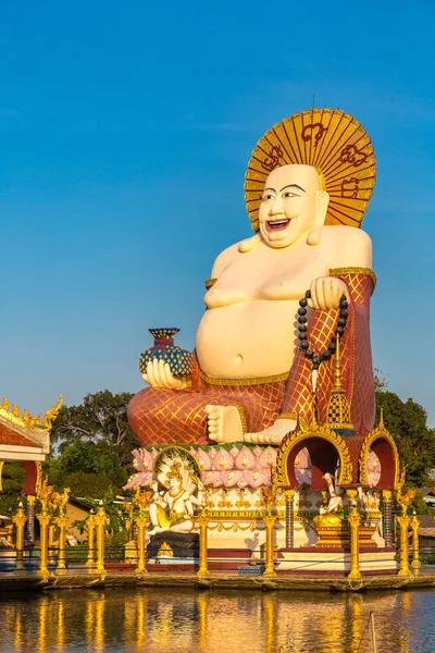 Wat Plai Laem Tapınağı, Samui, Tayland 'da bir yaz günü gülümseyen ya da mutlu Buda heykeli