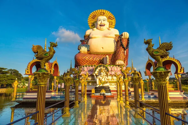 Wat Plai Laem Tapınağı, Samui, Tayland 'da bir yaz günü gülümseyen ya da mutlu Buda heykeli