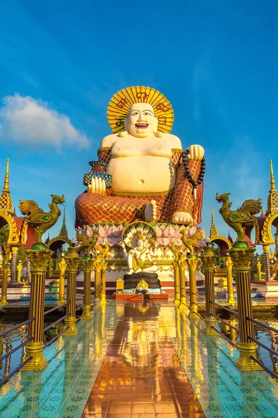 Wat Plai Laem Tapınağı, Samui, Tayland 'da bir yaz günü gülümseyen ya da mutlu Buda heykeli