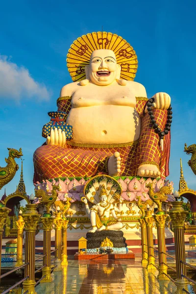 Гигантская Улыбающаяся Счастливая Статуя Будды Ват Плай Лаем Фелле Самуи — стоковое фото
