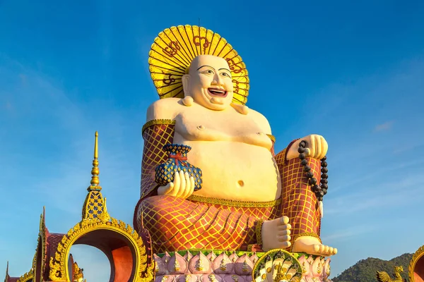 Wat Plai Laem Tapınağı, Samui, Tayland 'da bir yaz günü gülümseyen ya da mutlu Buda heykeli